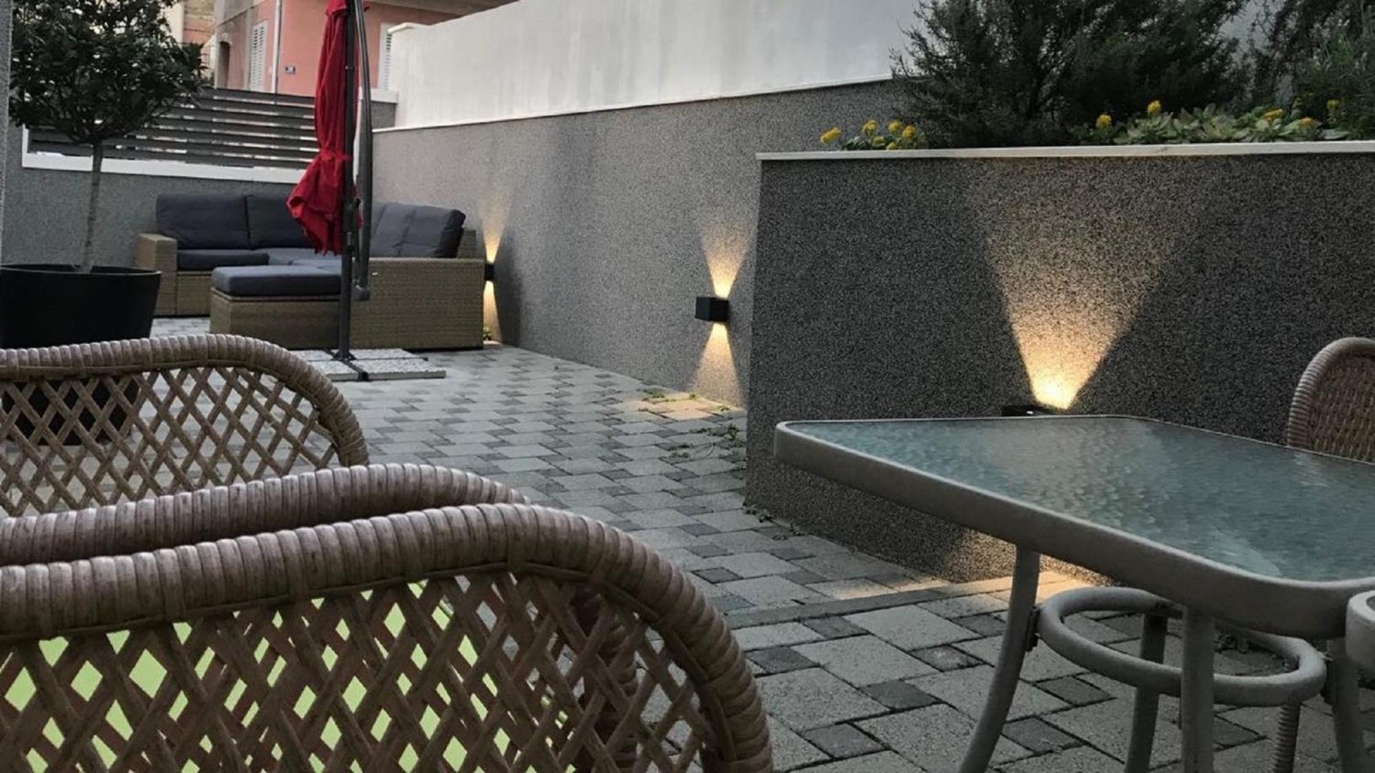 Holiday Home Aspalathos - With Free Parking, Near The Beach, A Few Minutes' Walking Distance To The Unesco Palace スプリト エクステリア 写真