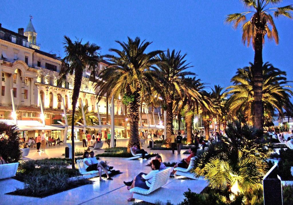 Holiday Home Aspalathos - With Free Parking, Near The Beach, A Few Minutes' Walking Distance To The Unesco Palace スプリト エクステリア 写真